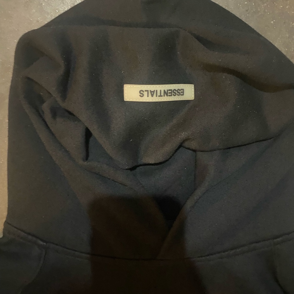 Essentials Black Medium - image 4